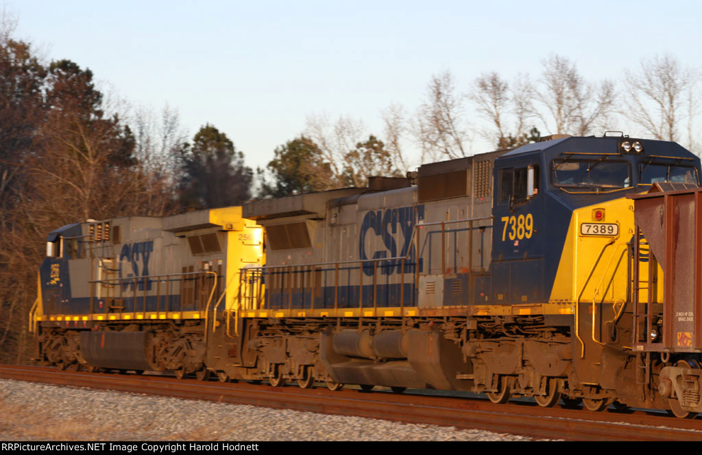 CSX 256 & 7389 lead train W089 northbound late in the afternoon